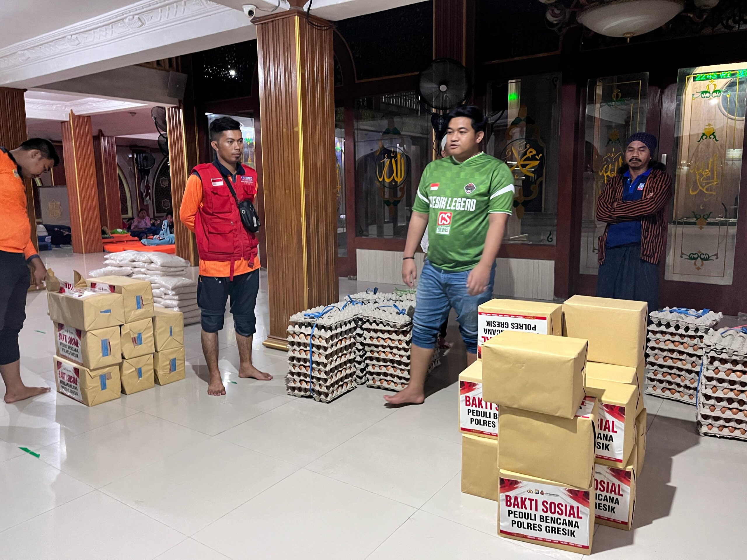 Ketua DPRD dan Kapolres Gresik Turun Temui Korban Banjir di Posko Pengungsian