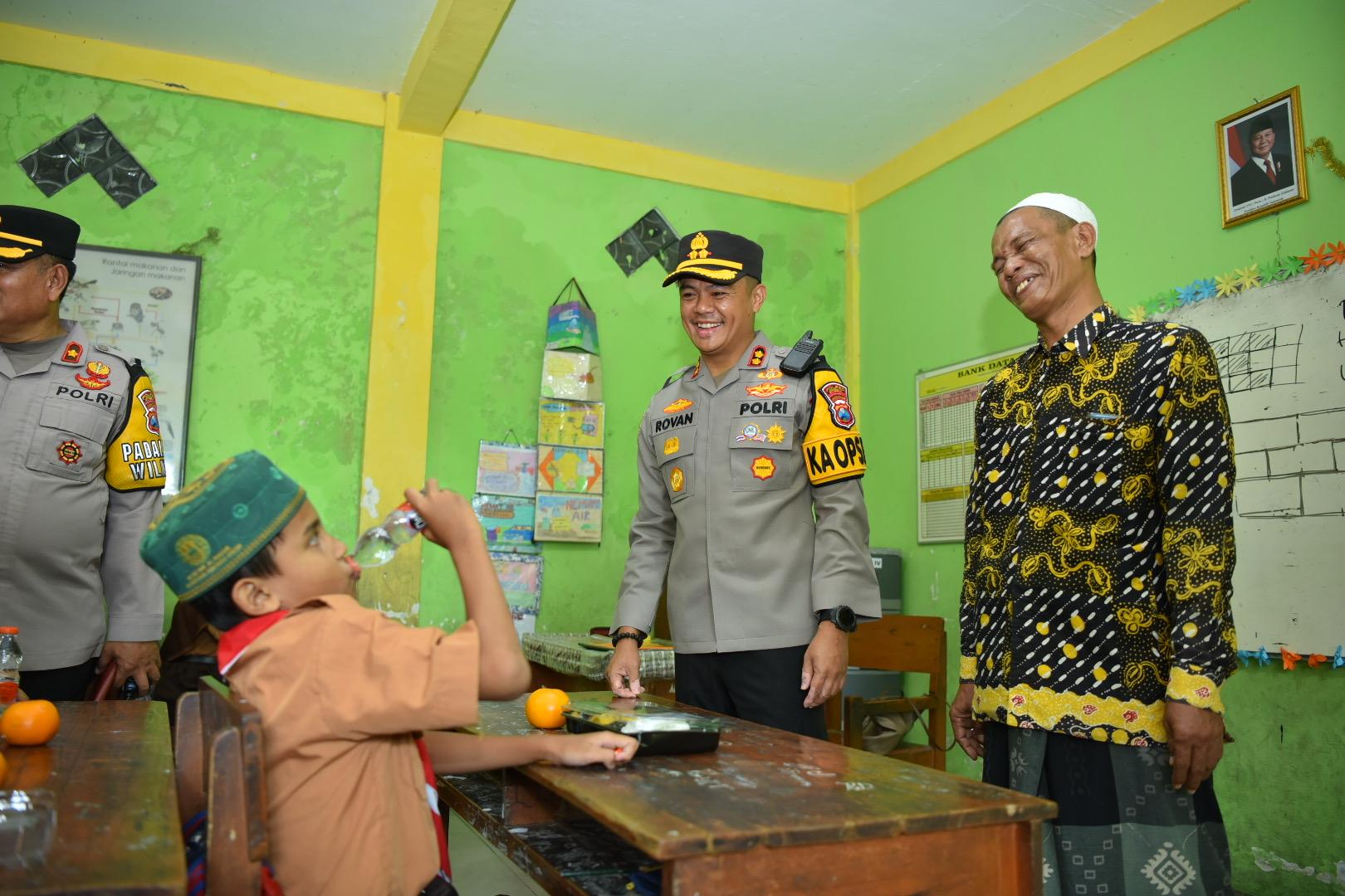 Polres Gresik Bagikan 125 Paket MBG ke Siswa MI Ma’arif Al -Hasani