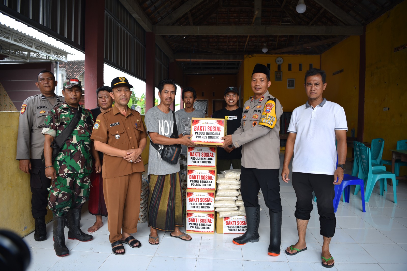 Polres Gresik Salurkan Bantuan  untuk Korban Banjir di Kecamatan Cerme