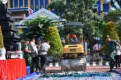 Polres Gresik Musnahkan BB Ribuan  Botol Miras hingga Narkoba