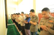 Polres Gresik Gelar Salat Ghaib untuk Tiga Polisi yang Gugur dalam Pengerebekan Judi Sabung Ayam di Lampung