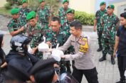 Polres – Kodim 0817 Gresik Sinergi dengan Bagikan Takjil untuk Masyarakat