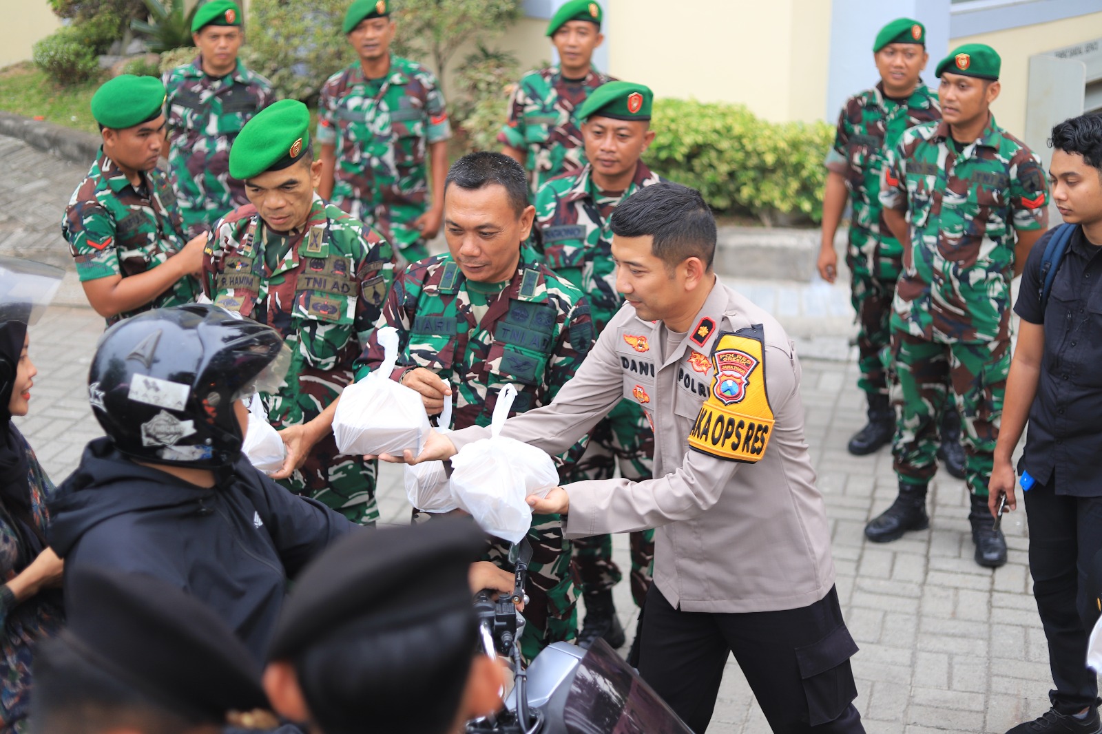 Polres – Kodim 0817 Gresik Sinergi dengan Bagikan Takjil untuk Masyarakat