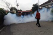Cegah DBD, Polres Gresik Fogging Polsek-Polsek di Wilayah Gresik Selatan