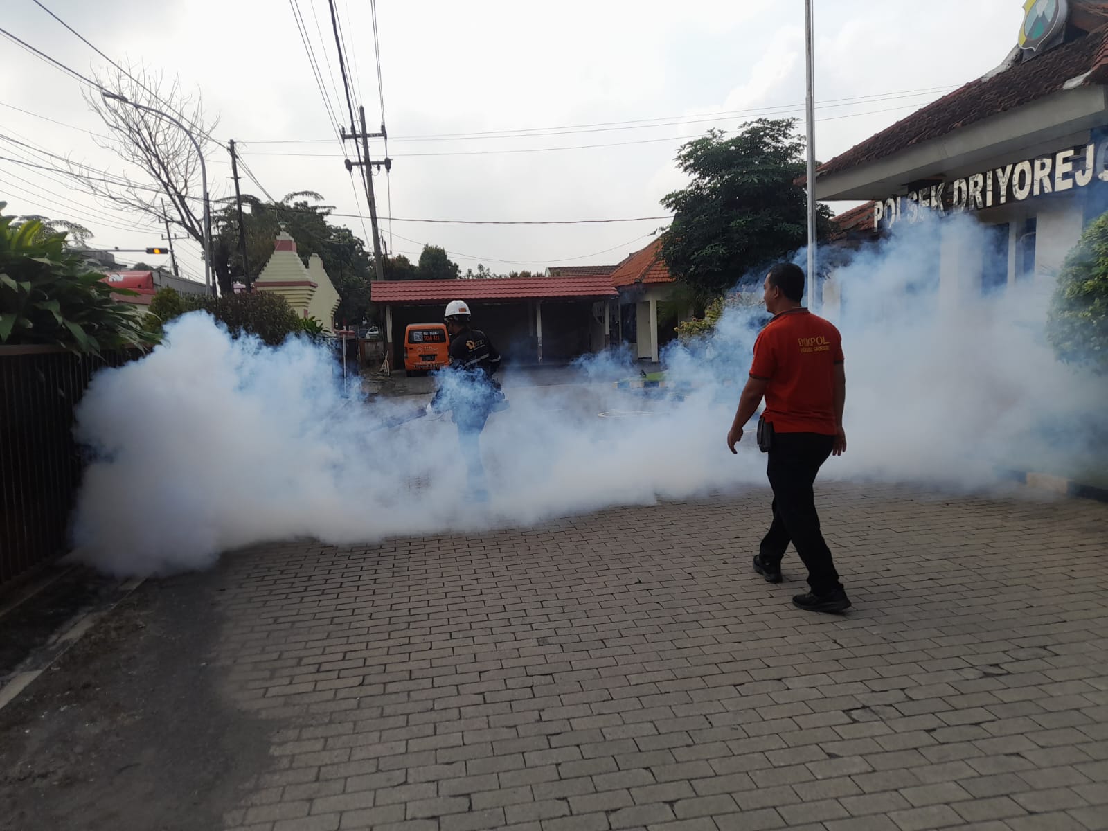 Cegah DBD, Polres Gresik Fogging Polsek-Polsek di Wilayah Gresik Selatan