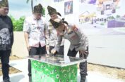 Kapolda Jatim Lakukan Peletakan Batu Pertama Pembangunan Polsek Tambak di Pulau Bawean