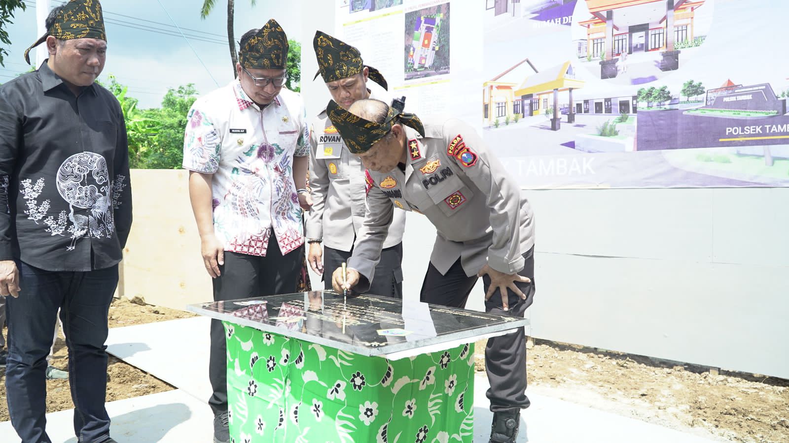 Kapolda Jatim Lakukan Peletakan Batu Pertama Pembangunan Polsek Tambak di Pulau Bawean