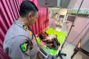 Keluarga PKL Menangis Haru, Bayinya Ditolong Polres Gresik