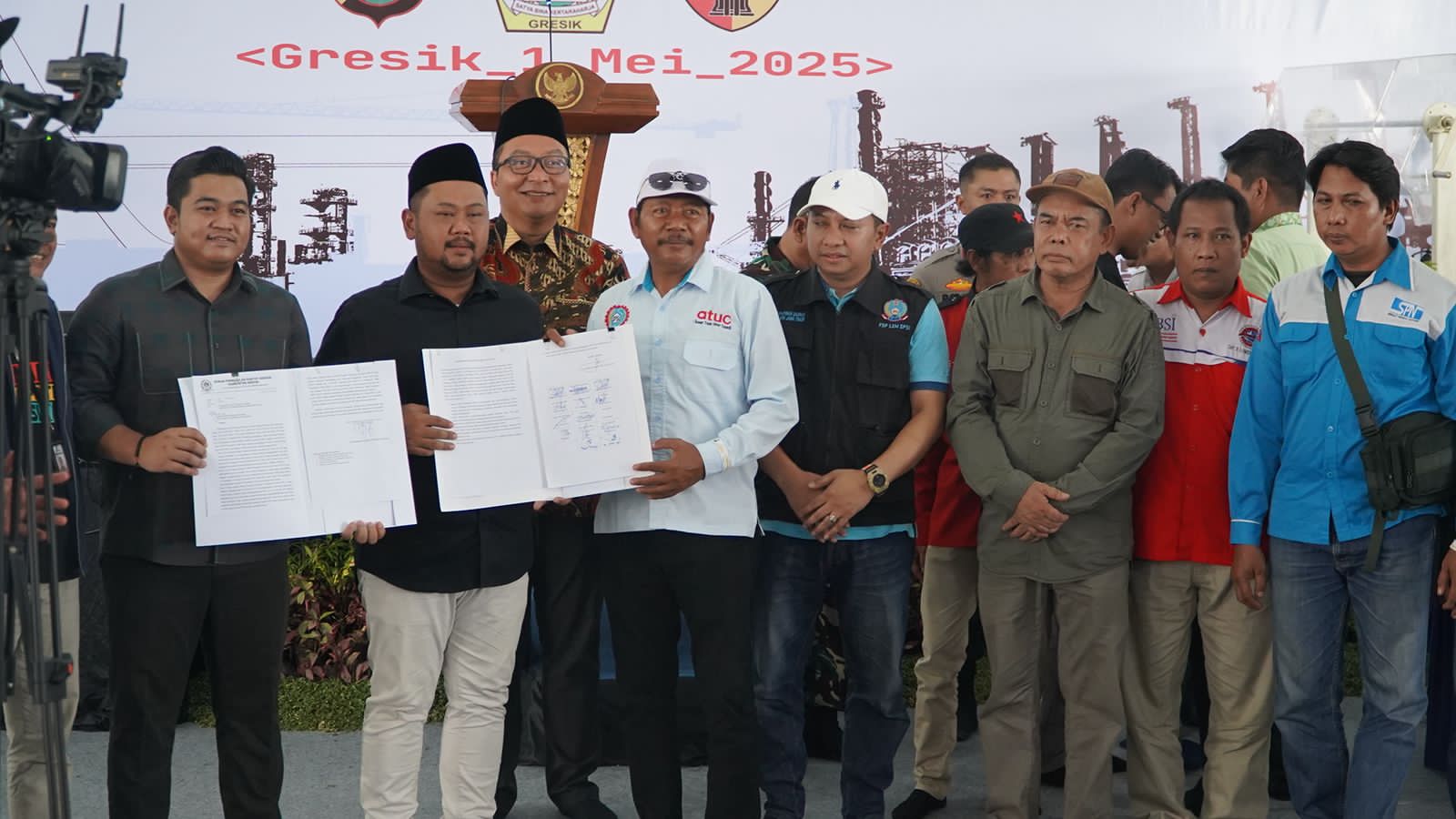 Ribuan Buruh di Gresik Peringati May Day 2025 dengan Tasyakuran dan Bagi Doorprize