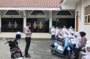 Satlantas Bersama Satbinmas Polres Gresik Edukasi Santri Lewat Road Safety dan Coaching Clinic di Ponpes