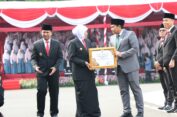 Terima Penghargaan Pengelola JDIH Terbaik 3 Kategori Sekretariat DPRD Kabupaten/Kota se-Jawa Timur Tahun 2025, Bukti DPRD Gresik Sudah Tunjukkan Kualitas Transparansi Informasi Produk Hukum ke Masyarakat