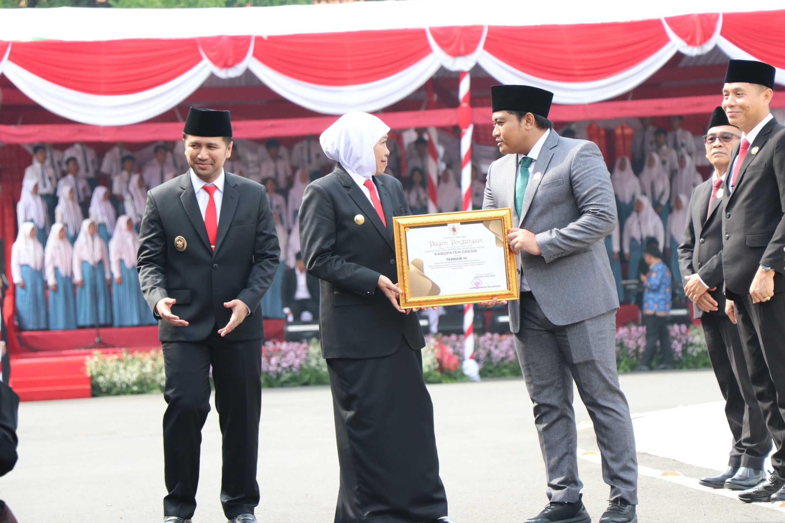 Terima Penghargaan Pengelola JDIH Terbaik 3 Kategori Sekretariat DPRD Kabupaten/Kota se-Jawa Timur Tahun 2025, Bukti DPRD Gresik Sudah Tunjukkan Kualitas Transparansi Informasi Produk Hukum ke Masyarakat