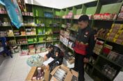 Polres Gresik Sita Puluhan Botol Miras dan Rokok Ilegal di Benjeng