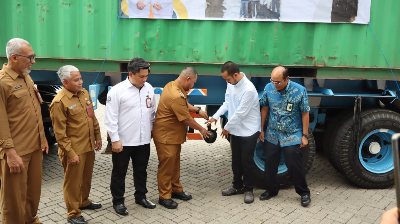 Bupati Gresik Lepas Ekspor Pakan Ternak Produk UMKM ke Malaysia