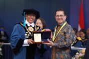 Komitmen PTFI Berkontribusi Bangun Kapasitas Keilmuan Nasional Berdaya Saing Global Diapresiasi ITB dengan Penghargaan Ganesa Wirya Jasa