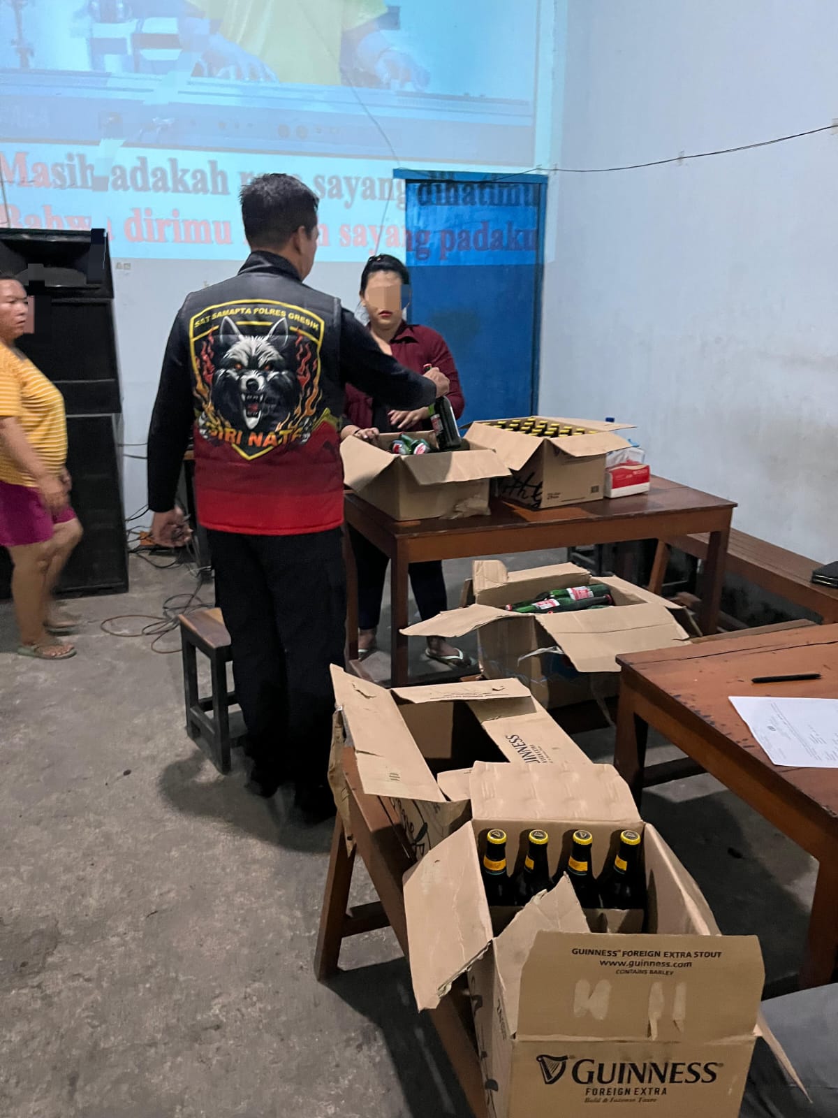 Polres Gresik Amankan Dua Penjual Ratusan Miras di Driyorejo