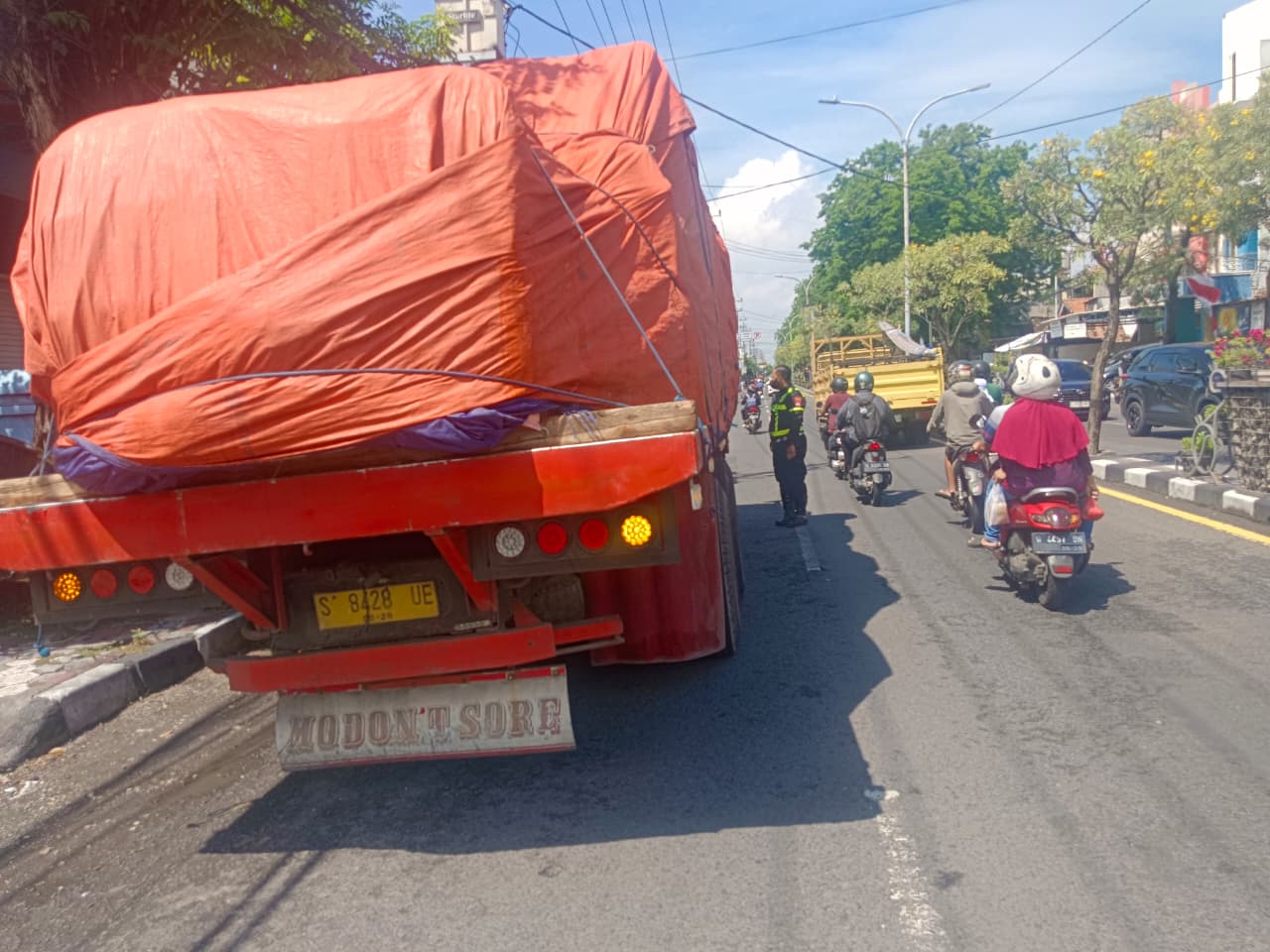 Polres Gresik Tilang 5 Truk Langgar Jam Operasional dan KTL