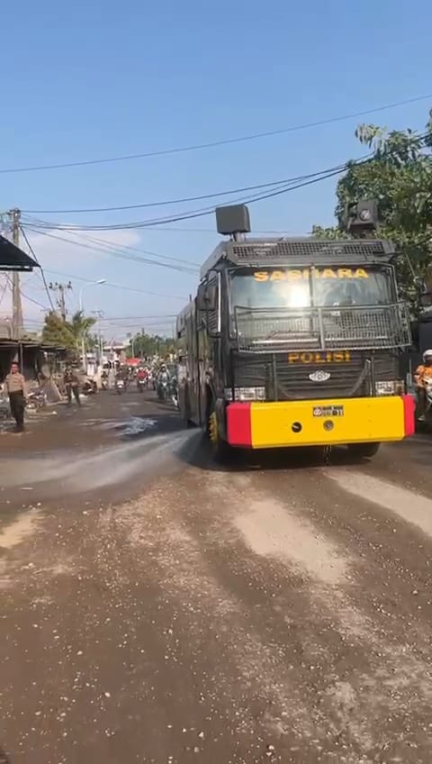 Respon Keluhan Warga, Polres Gresik Siram Jalan Berdebu