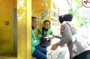 Satlantas Polres Gresik Bagikan Makanan di Jumat Berkah