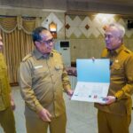 Sekda Gresik Serahkan SK Pensiun, Kenaikan Pangkat, dan Tugas Belajar