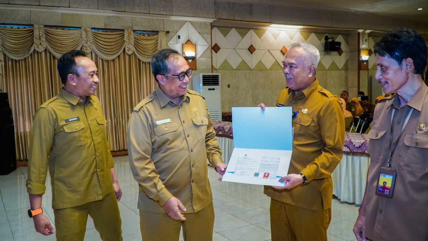 Sekda Gresik Serahkan SK Pensiun, Kenaikan Pangkat, dan Tugas Belajar