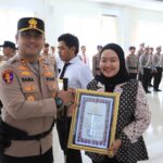 Kapolres Gresik Beri Penghargaan 12 Personel Berprestasi dan 2 Warga Dukung Tugas Kepolisian