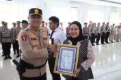Kapolres Gresik Beri Penghargaan 12 Personel Berprestasi dan 2 Warga Dukung Tugas Kepolisian