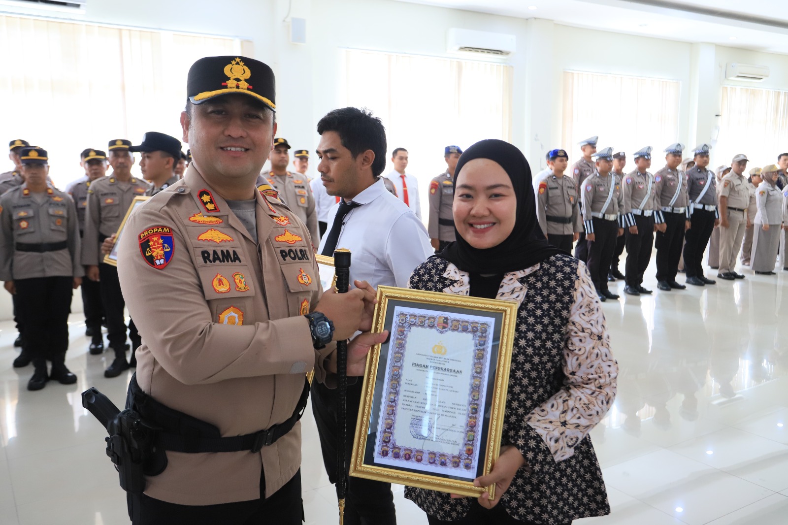 Kapolres Gresik Beri Penghargaan 12 Personel Berprestasi dan 2 Warga Dukung Tugas Kepolisian