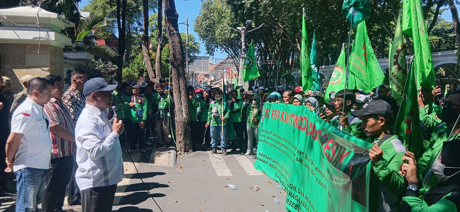 Ratusan Buruh PT Indonesia Marina Shipyard Geruduk DPRD Gresik