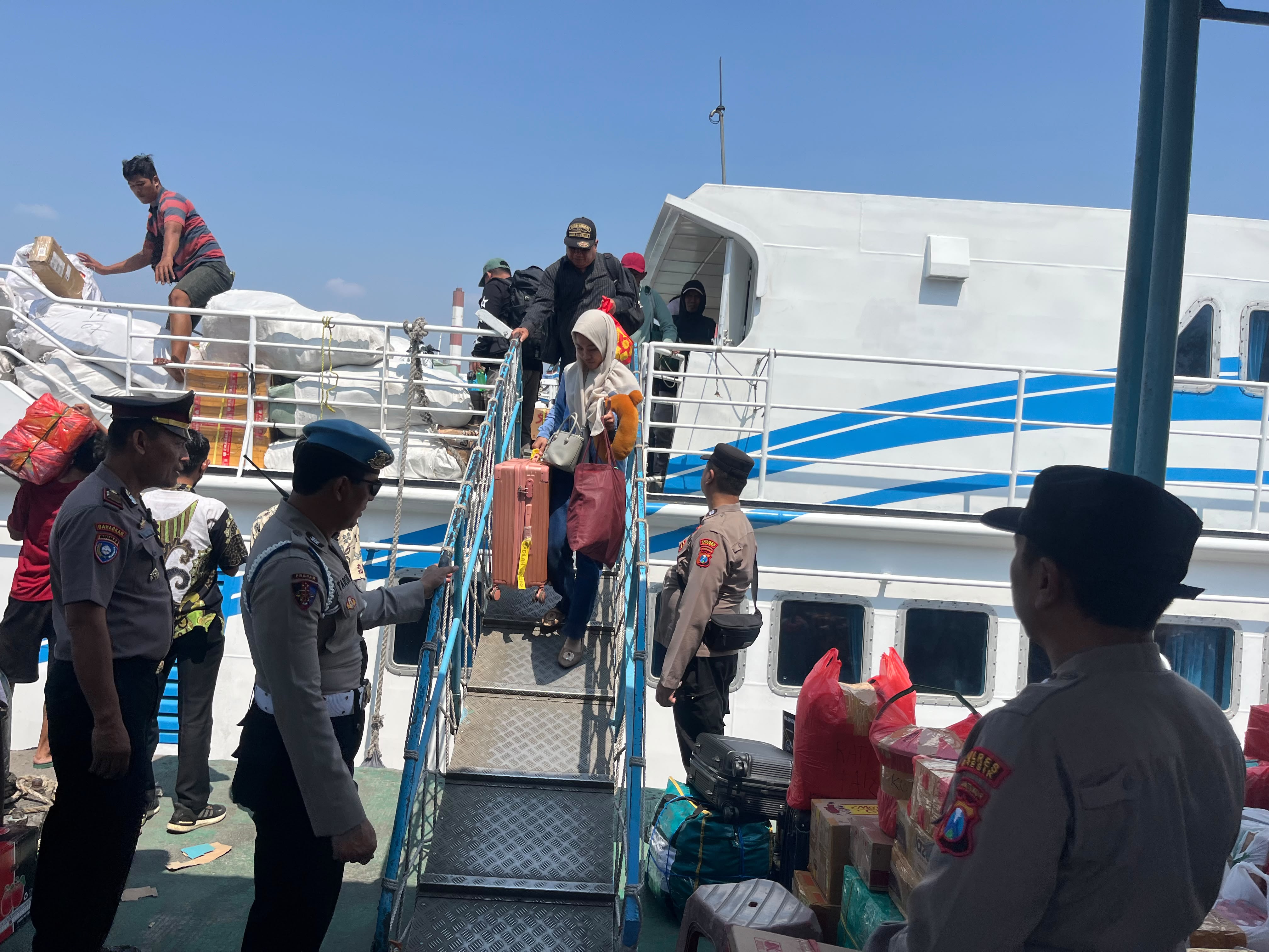 Penumpang dari Pulau Bawean Akhirnya Bisa Menyeberang ke Gresik
