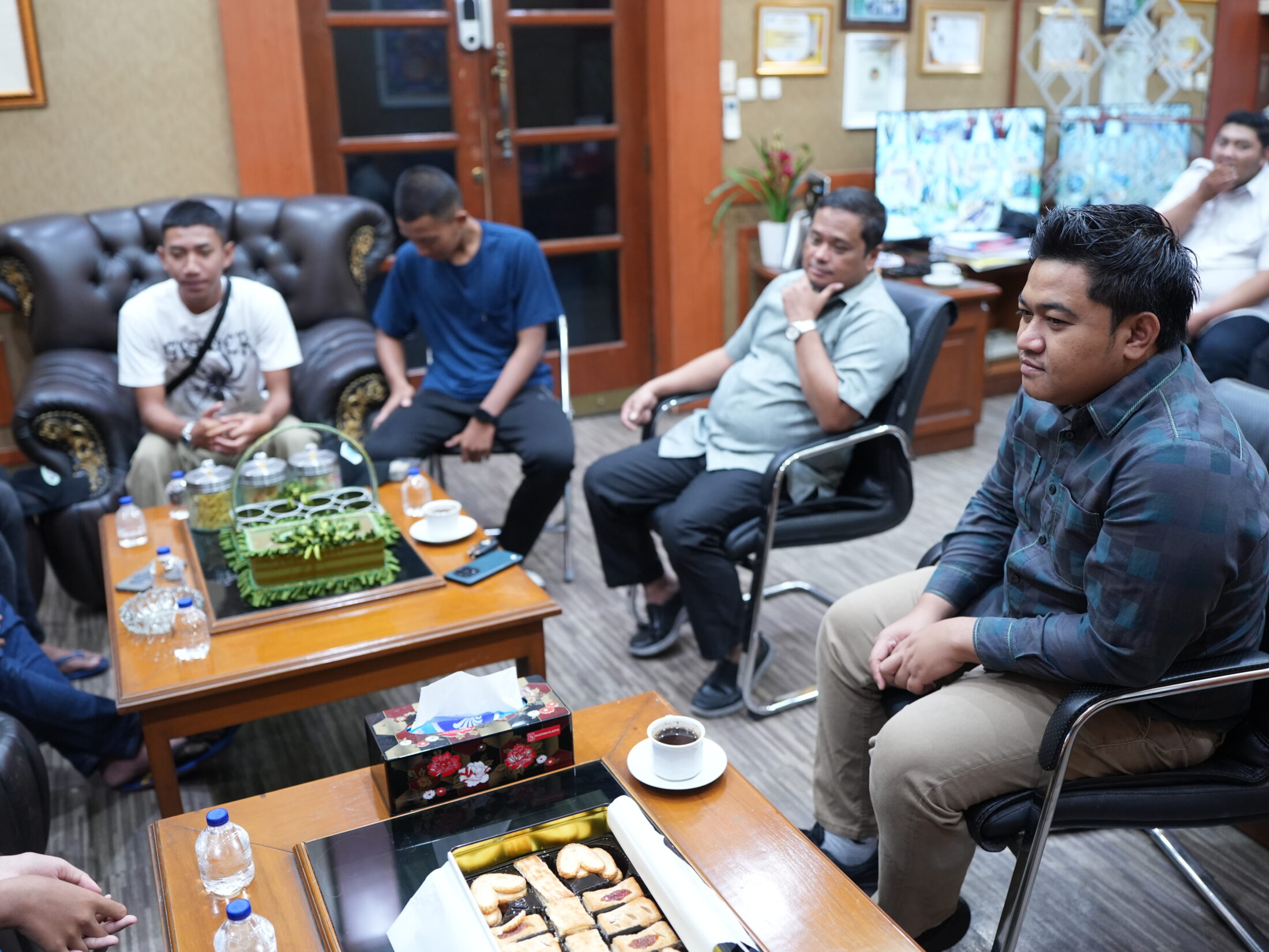 DPRD Gresik Bantu Fasilitasi 8 Paskibraka Asal Bawean yang Tertahan Akibat Tak Ada Kapal