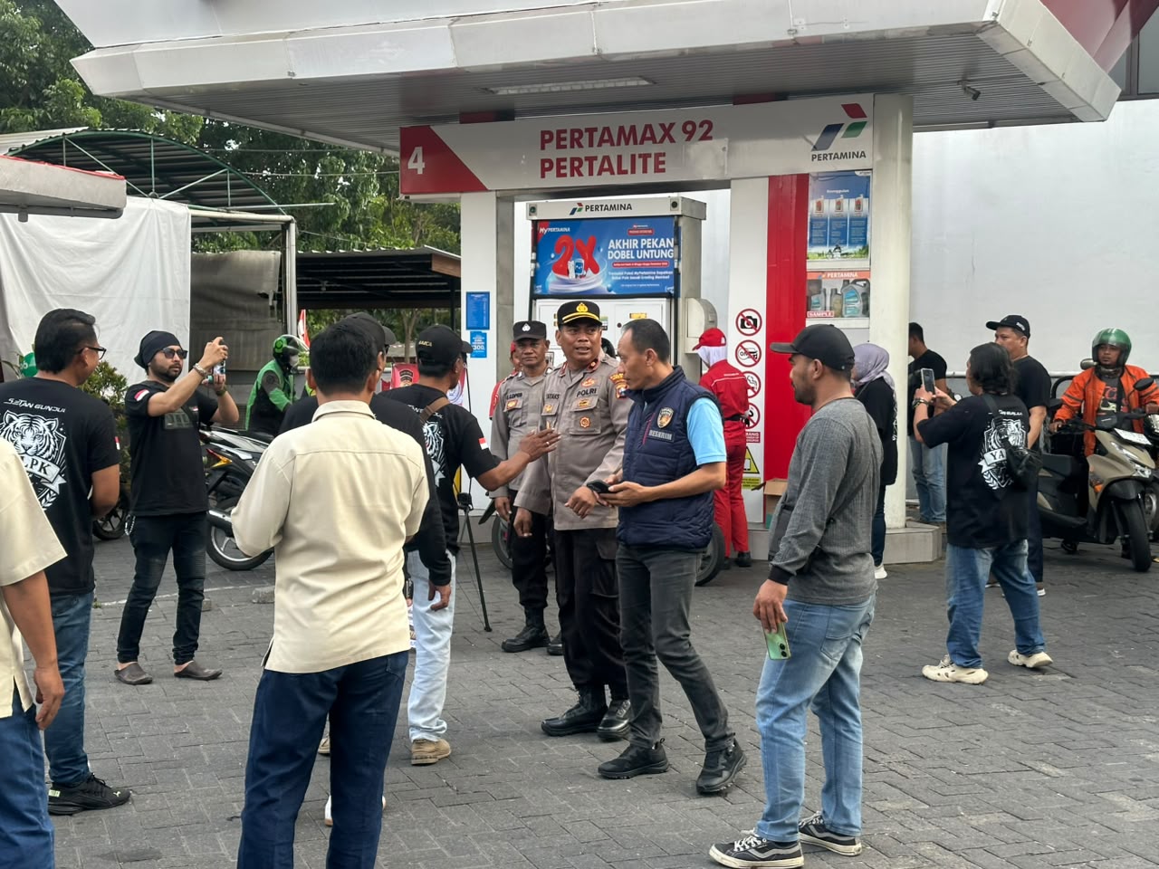 Ojol Gresik dan Warga Terima Bantuan Sembako dan BBM Gratis