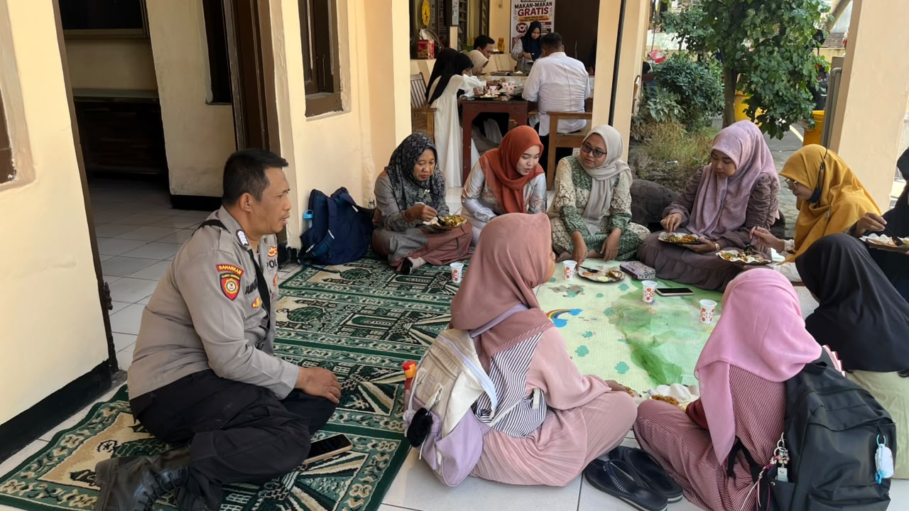 Polsek Wringinanom Pererat Silaturahmi Warga dan Berbagi Keberkahan dengan Makan Bersama