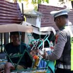 Satlantas Polres Gresik Bagikan Puluhan Paket Nasi di Jumat Berkah Berbagi