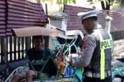 Satlantas Polres Gresik Bagikan Puluhan Paket Nasi di Jumat Berkah Berbagi
