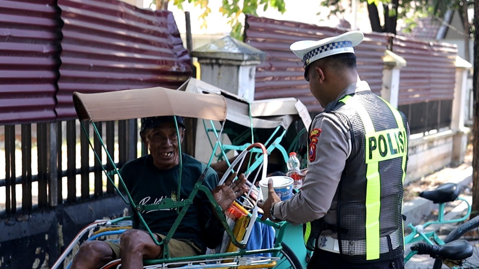 Satlantas Polres Gresik Bagikan Puluhan Paket Nasi di Jumat Berkah Berbagi