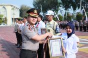 Enam Personel Satreskrim dan Dua Warga, Terima Penghargaan dari Polres Gresik