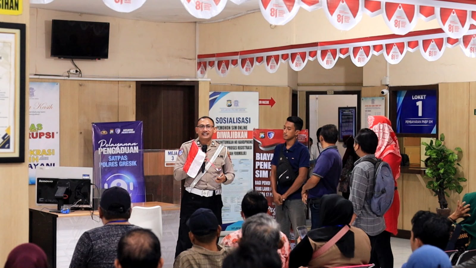 Satlantas Polres Gresik Beri SIM Gratis ke 17 Warga Kelahiran 17 Agustus