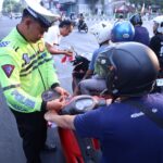 Polres Gresik Bagikan Ratusan Bendera Gratis