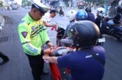 Polres Gresik Bagikan Ratusan Bendera Gratis