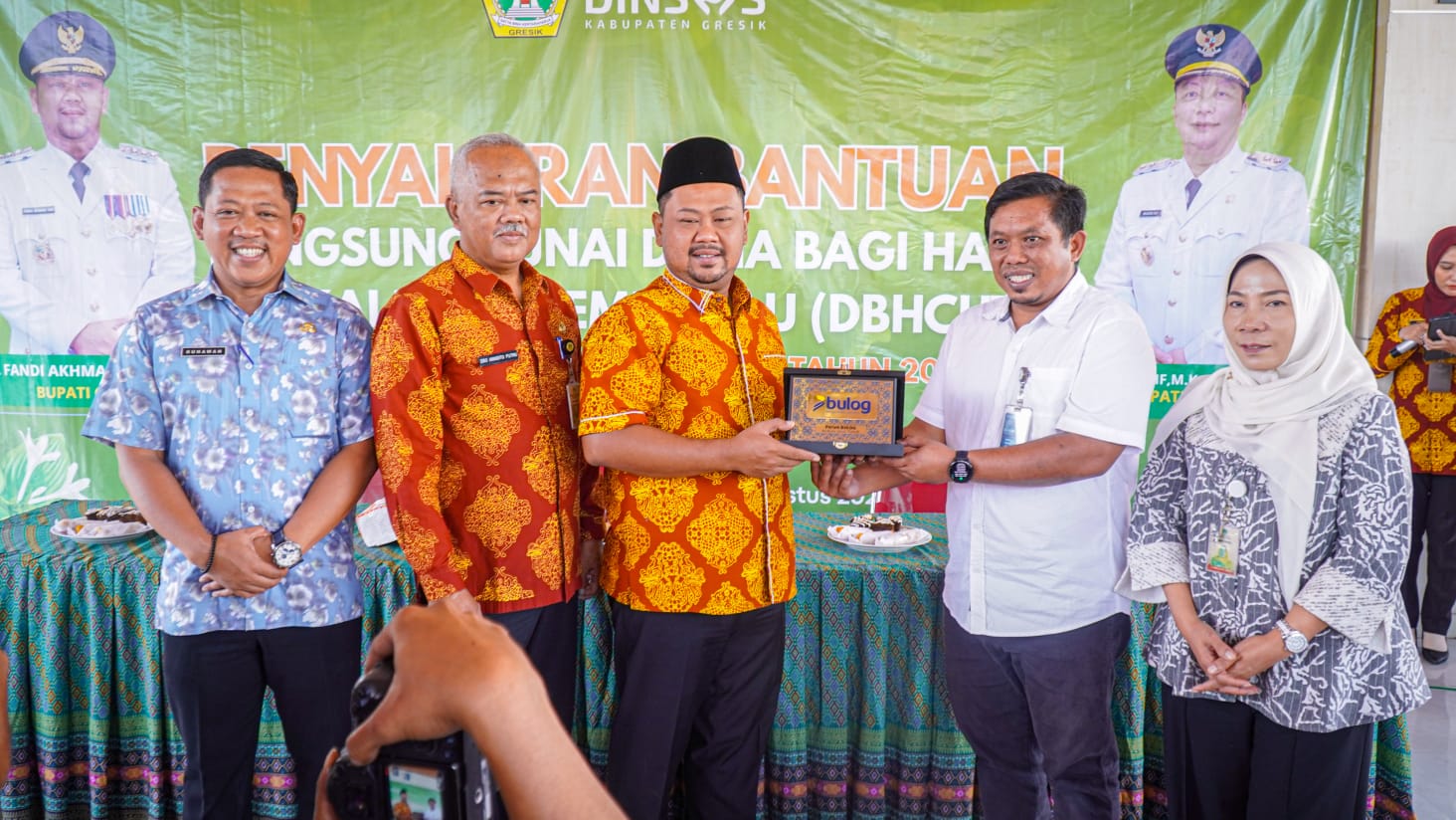 Bantuan Pangan dan BLT DBHCHT Disalurkan ke Masyarakat di Kecamatan Dukun