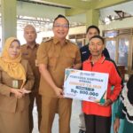 Wabup Gresik Serahkan Bantuan Pangan untuk 10.364 Warga Kecamatan Benjeng