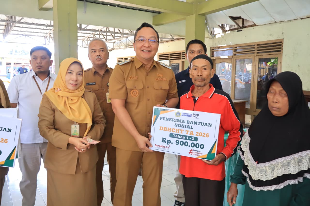 Wabup Gresik Serahkan Bantuan Pangan untuk 10.364 Warga Kecamatan Benjeng