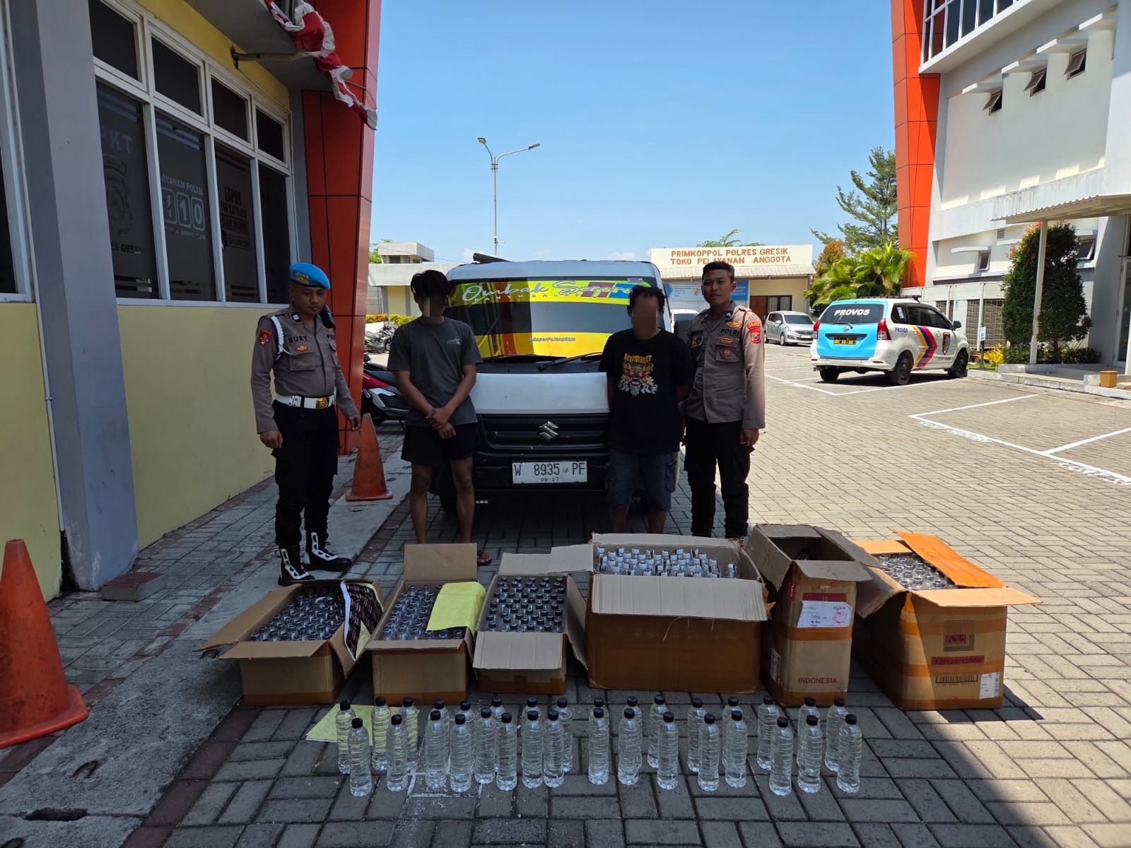 Satreskoba Polres Gresik Amankan Ratusan Botol Miras Arak Bali