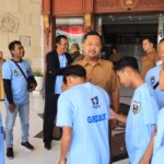 Lepas Tim Sepak Bola U-13 dan U-15 Berlaga di Piala Soeratin 2026, Ini Wejangan Bupati Gresik