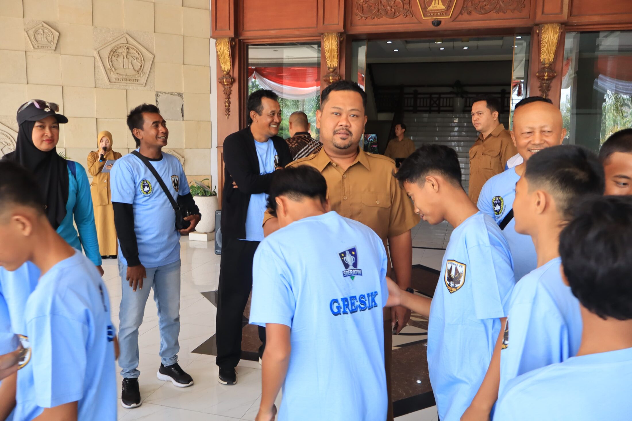 Lepas Tim Sepak Bola U-13 dan U-15 Berlaga di Piala Soeratin 2026, Ini Wejangan Bupati Gresik