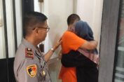 Tahanan Polres Gresik Diberi Kesempatan Peluk Anak dan Istri