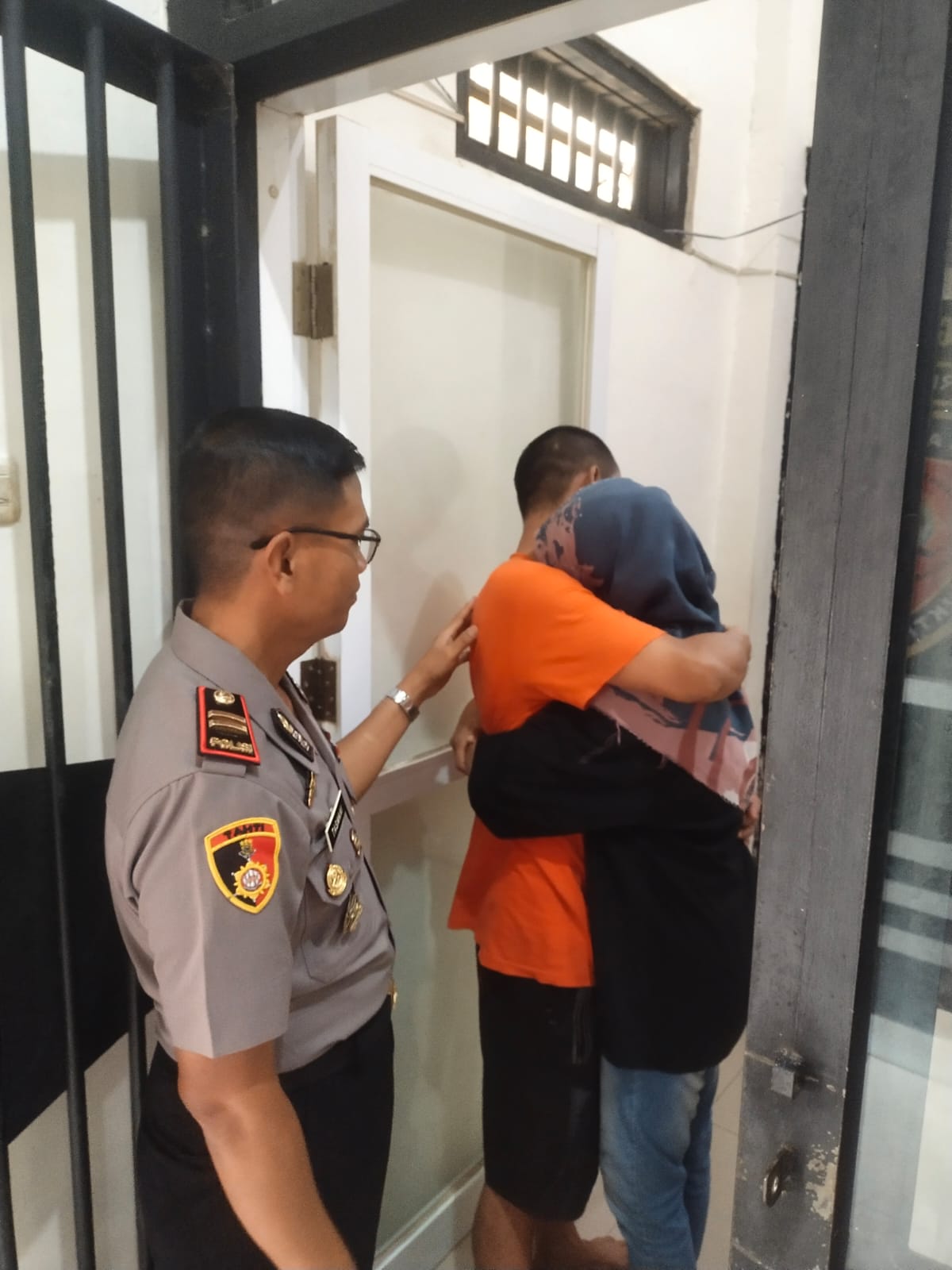 Tahanan Polres Gresik Diberi Kesempatan Peluk Anak dan Istri
