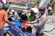 Polres Gresik Gelontor Air Bersih di Tiga Desa Terdampak Kekeringan di Balongpanggang