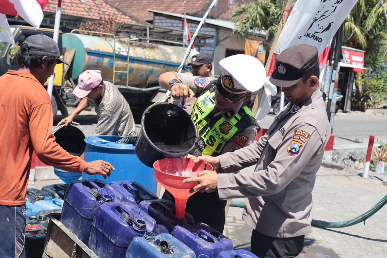 Polres Gresik Gelontor Air Bersih di Tiga Desa Terdampak Kekeringan di Balongpanggang